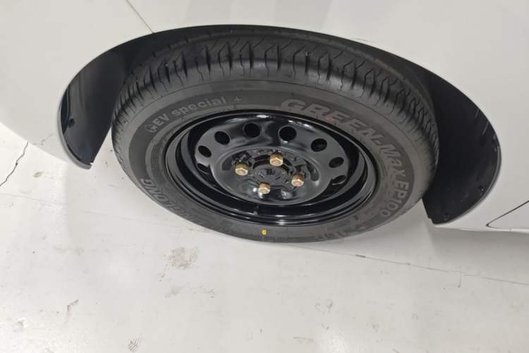 Used Wuling Zhiguang New Energy 2025 Standard Model Left Front Wheel Hub