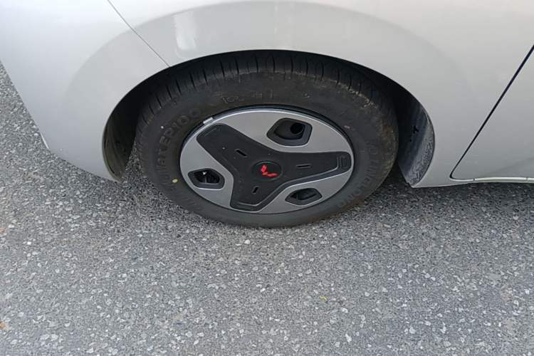 Used Wuling Zhiguang New Energy 2025 Model 305km Ambitious Edition Left Front Wheel Hub