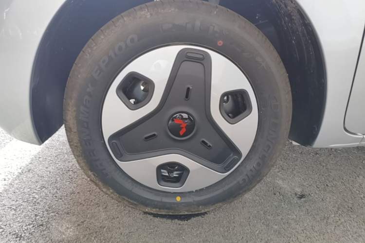 Used Wuling Zhiguang New Energy 2025 Model 305km Ambitious Edition Left Front Wheel Hub