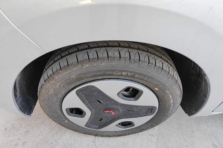 Used Wuling Zhiguang New Energy 2025 Comfort Model Left Front Wheel Hub