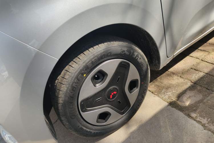 Used Wuling Zhiguang New Energy 2025 Comfort Model Left Front Wheel Hub