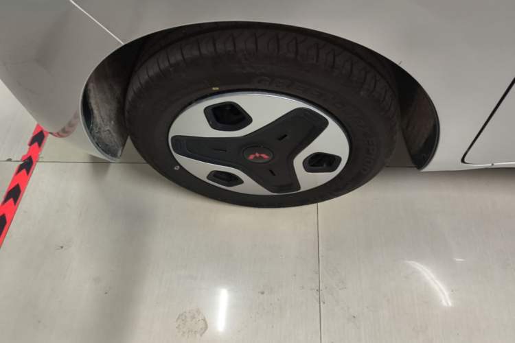 Used Wuling Zhiguang New Energy 2025 Model 305km Ambitious Edition Left Front Wheel Hub