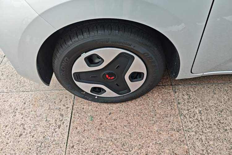Used Wuling Zhiguang New Energy 2025 Model 305km Ambitious Edition Left Front Wheel Hub