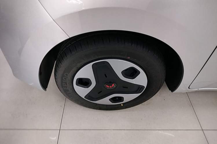 Used Wuling Zhiguang New Energy 2025 Comfort Model Left Front Wheel Hub