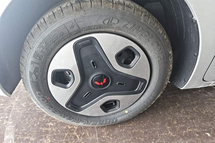 Used Wuling Zhiguang New Energy 2025 Model 305km Ambitious Edition Left Front Wheel Hub