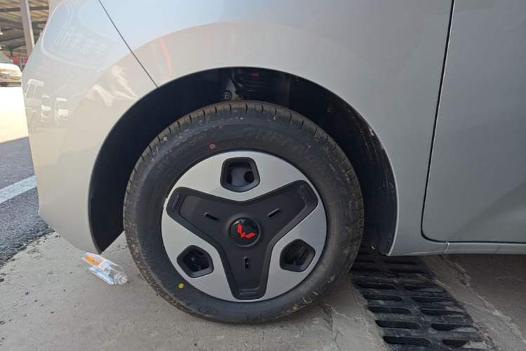 Used Wuling Zhiguang New Energy 2025 Model 305km Ambitious Edition Left Front Wheel Hub