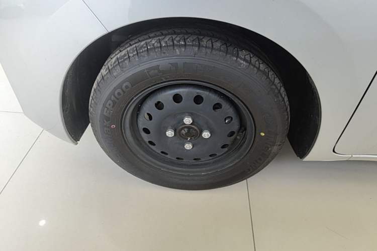 Used Wuling Zhiguang New Energy 2025 Standard Model Left Front Wheel Hub