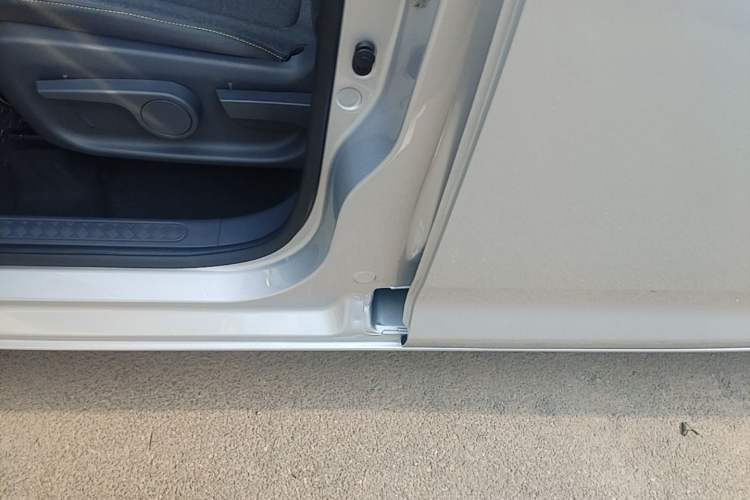 Used Wuling Zhiguang New Energy 2025 Model 305km Ambitious Edition Left Side Sill