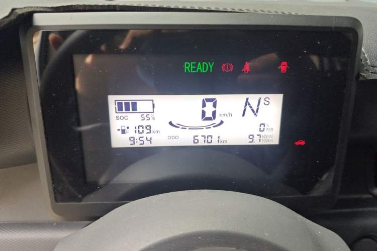 Used Wuling Zhiguang New Energy 2025 Standard Model Odometer Close Up