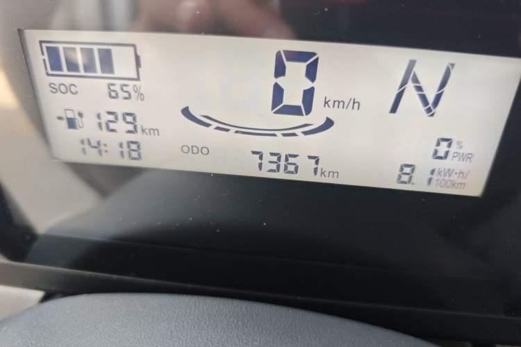 Used Wuling Zhiguang New Energy 2025 Standard Model Odometer Close Up