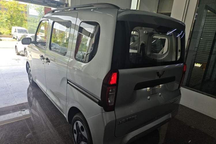 Used Wuling Zhiguang New Energy 2025 Model 305km Ambitious Edition Rear Left 45 Deg