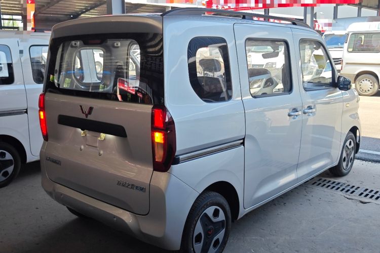 Used Wuling Zhiguang New Energy 2025 Model 305km Ambitious Edition Rear Right 45 Deg
