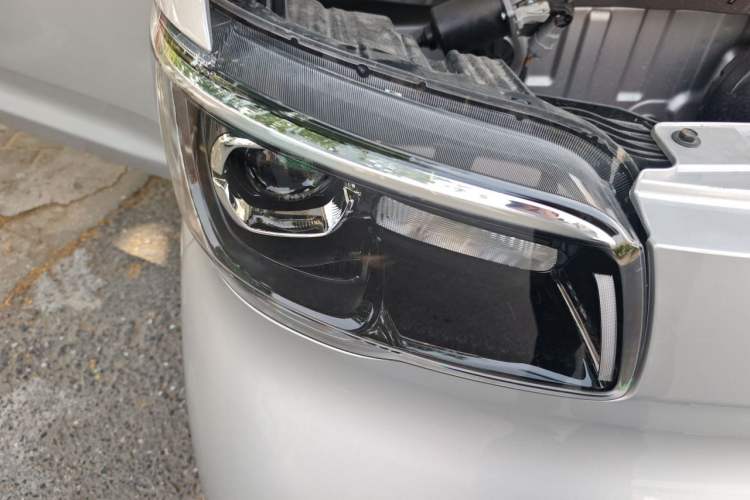 Used Wuling Zhiguang New Energy 2025 Standard Model Right Front Headlight