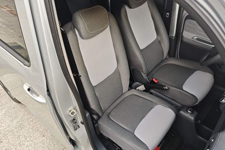Used Wuling Zhiguang New Energy 2025 Model 305km Ambitious Edition Right Front Seat