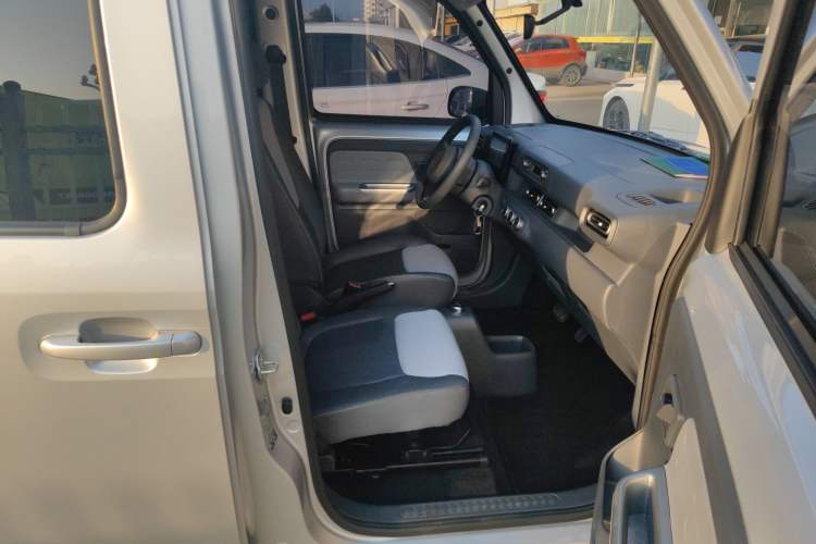 Used Wuling Zhiguang New Energy 2025 Model 305km Ambitious Edition Right Front Seat