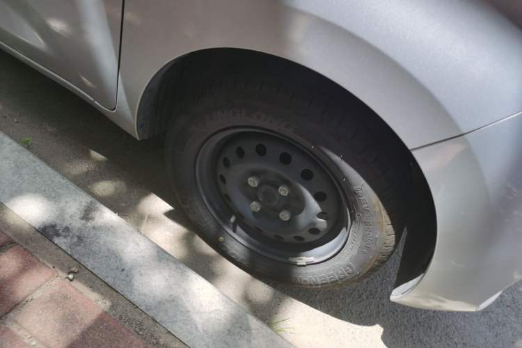 Used Wuling Zhiguang New Energy 2025 Standard Model Right Front Wheel Hub