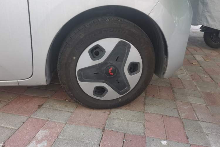 Used Wuling Zhiguang New Energy 2025 Model 305km Ambitious Edition Right Front Wheel Hub