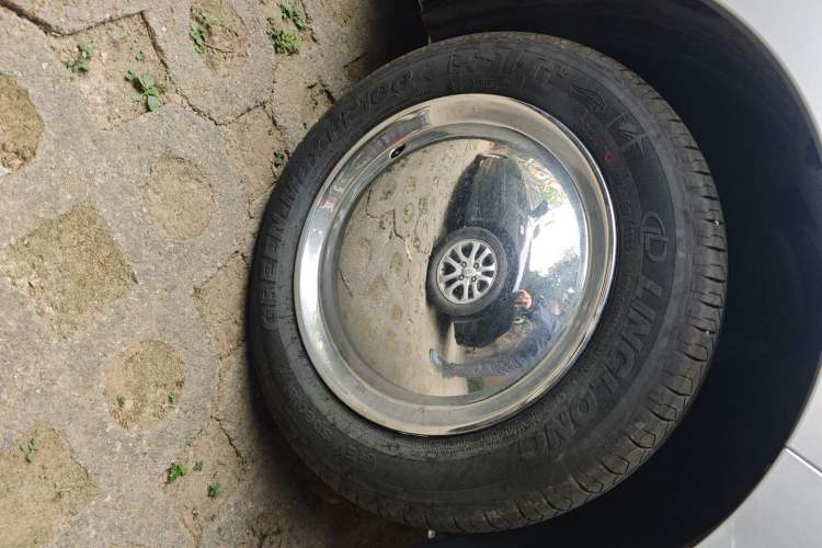 Used Wuling Zhiguang New Energy 2025 Standard Model Right Front Wheel Hub