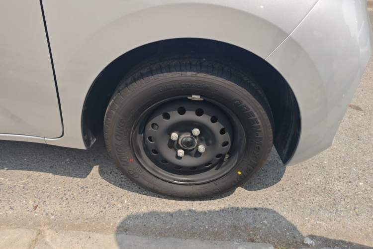 Used Wuling Zhiguang New Energy 2025 Standard Model Right Front Wheel Hub
