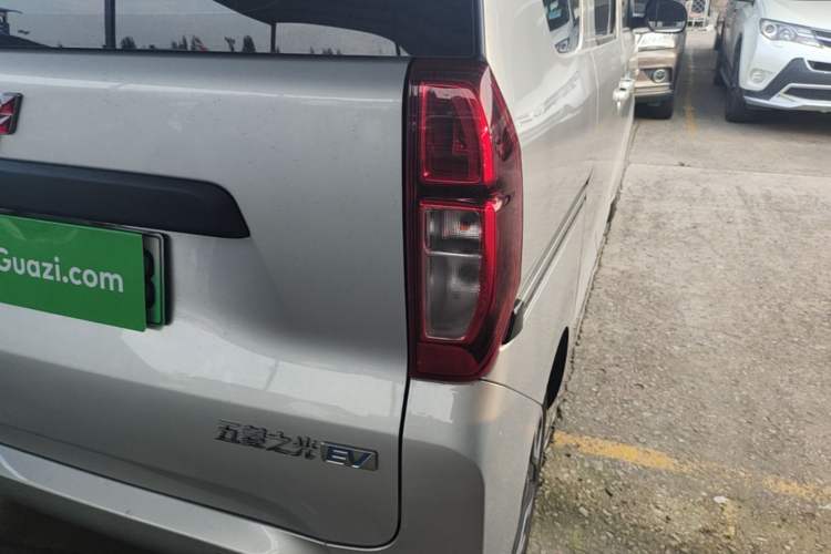 Used Wuling Zhiguang New Energy 2025 Model 305km Ambitious Edition Right Rear Taillight