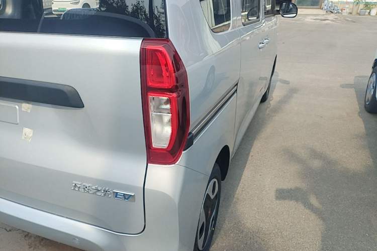 Used Wuling Zhiguang New Energy 2025 Model 305km Ambitious Edition Right Rear Taillight