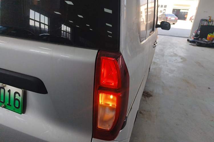 Used Wuling Zhiguang New Energy 2025 Model 305km Ambitious Edition Right Rear Taillight
