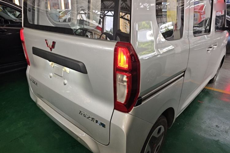 Used Wuling Zhiguang New Energy 2025 Model 305km Ambitious Edition Right Rear Taillight