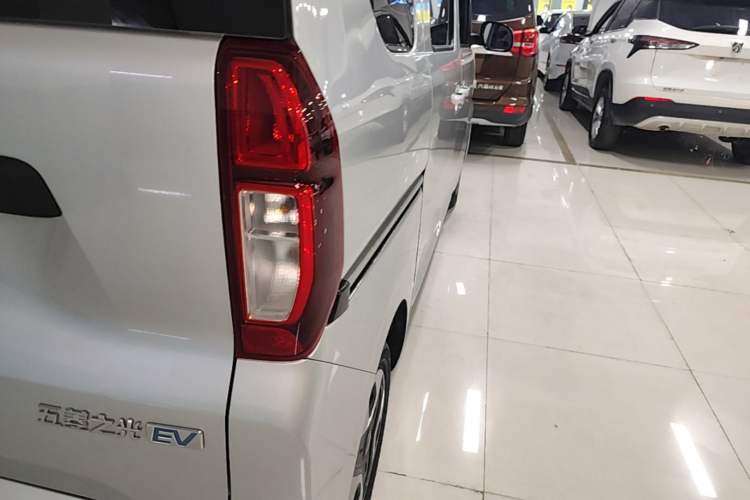 Used Wuling Zhiguang New Energy 2025 Model 305km Ambitious Edition Right Rear Taillight