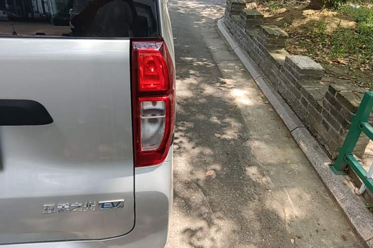 Used Wuling Zhiguang New Energy 2025 Model 305km Ambitious Edition Right Rear Taillight