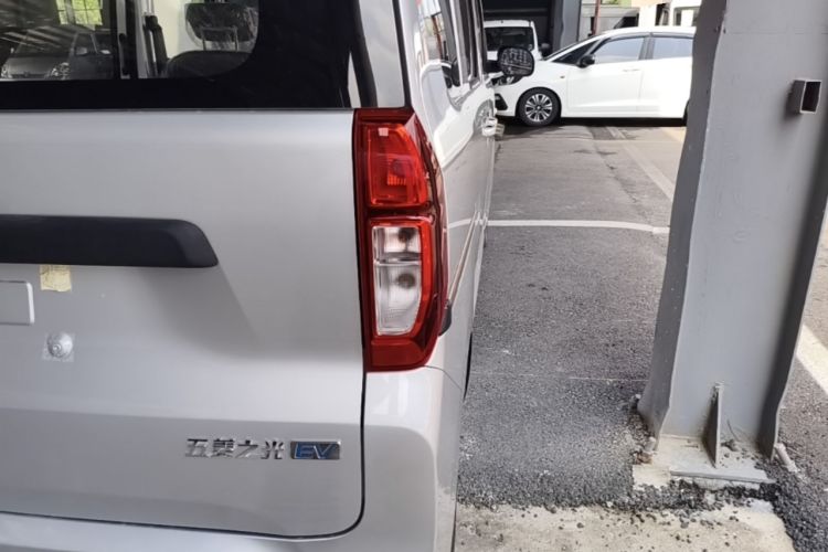 Used Wuling Zhiguang New Energy 2025 Model 305km Ambitious Edition Right Rear Taillight