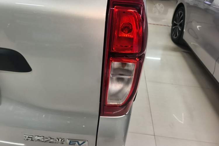 Used Wuling Zhiguang New Energy 2025 Model 305km Ambitious Edition Right Rear Taillight
