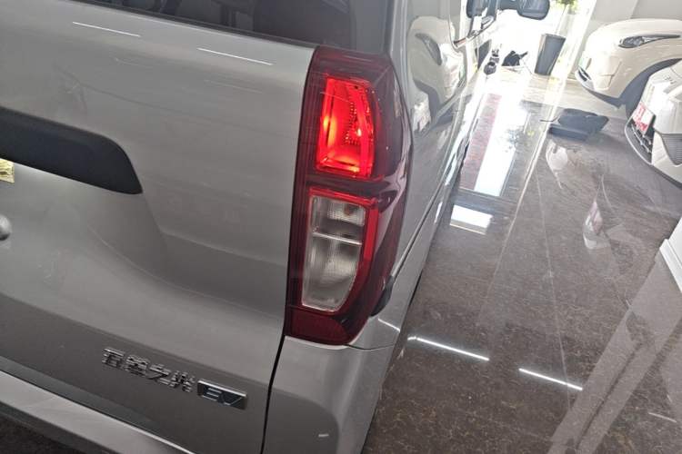 Used Wuling Zhiguang New Energy 2025 Model 305km Ambitious Edition Right Rear Taillight