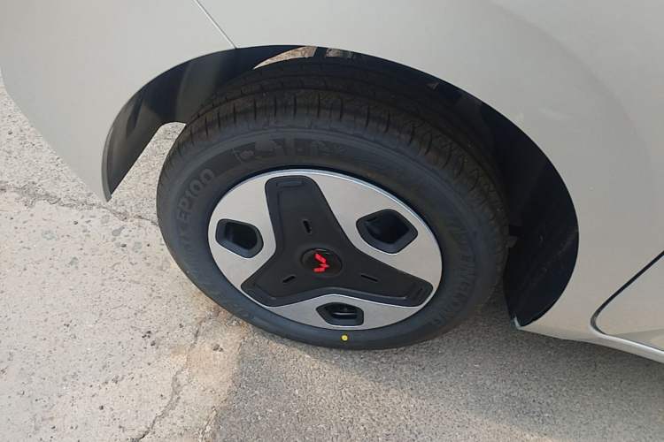 Used Wuling Zhiguang New Energy 2025 Model 305km Ambitious Edition Right Rear Wheel Hub