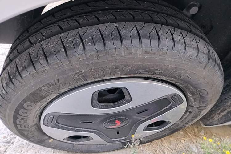 Used Wuling Zhiguang New Energy 2025 Comfort Model Right Rear Wheel Hub