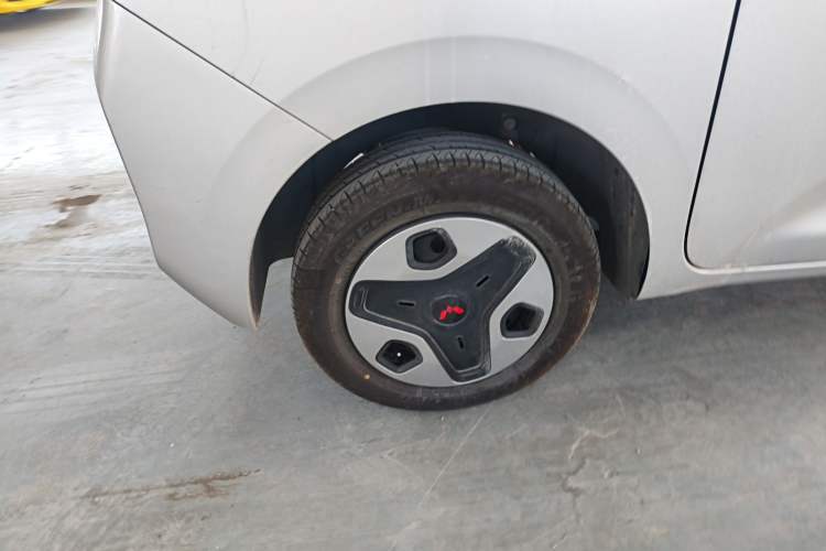 Used Wuling Zhiguang New Energy 2025 Model 305km Ambitious Edition Right Rear Wheel Hub