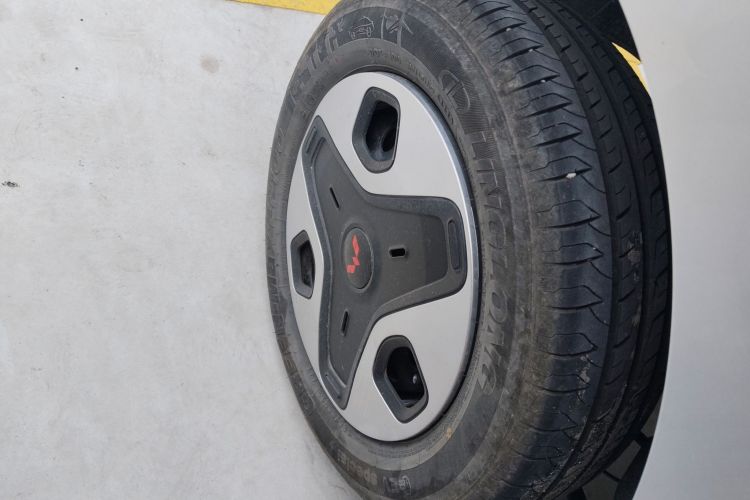 Used Wuling Zhiguang New Energy 2025 Model 305km Ambitious Edition Right Rear Wheel Hub