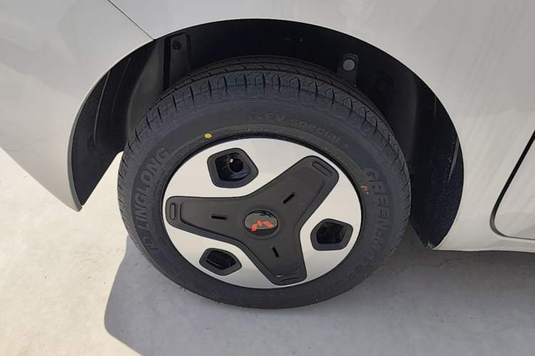 Used Wuling Zhiguang New Energy 2025 Comfort Model Right Rear Wheel Hub