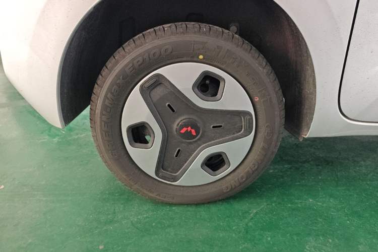 Used Wuling Zhiguang New Energy 2025 Model 305km Ambitious Edition Right Rear Wheel Hub