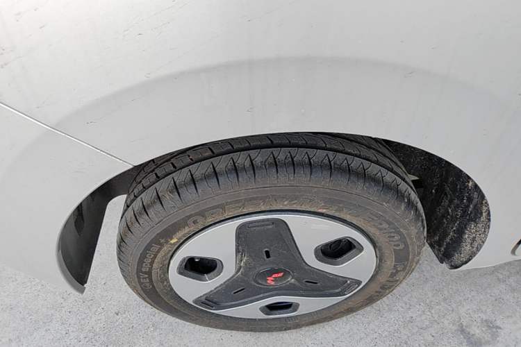Used Wuling Zhiguang New Energy 2025 Comfort Model Right Rear Wheel Hub