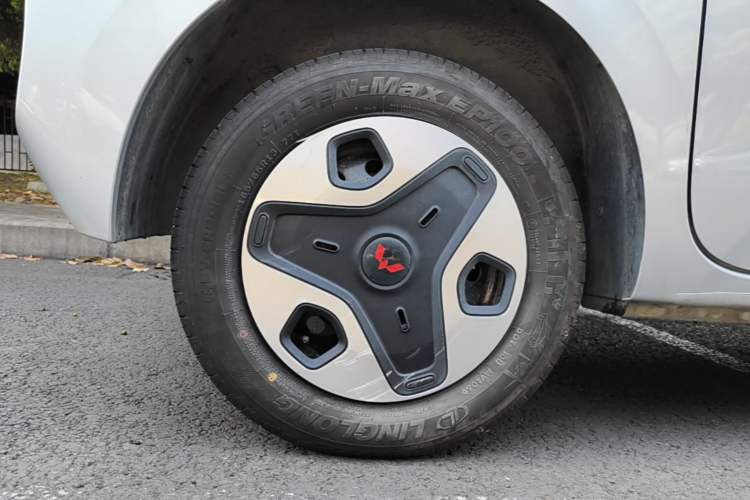 Used Wuling Zhiguang New Energy 2025 Comfort Model Right Rear Wheel Hub