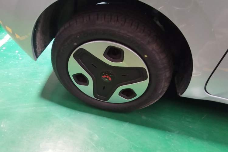Used Wuling Zhiguang New Energy 2025 Model 305km Ambitious Edition Right Rear Wheel Hub