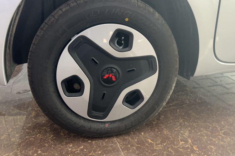 Used Wuling Zhiguang New Energy 2025 Comfort Model Right Rear Wheel Hub