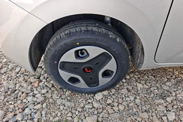 Used Wuling Zhiguang New Energy 2025 Model 305km Ambitious Edition Right Rear Wheel Hub