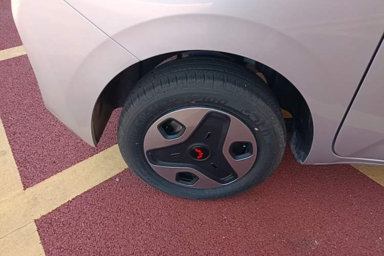 Used Wuling Zhiguang New Energy 2025 Comfort Model Right Rear Wheel Hub