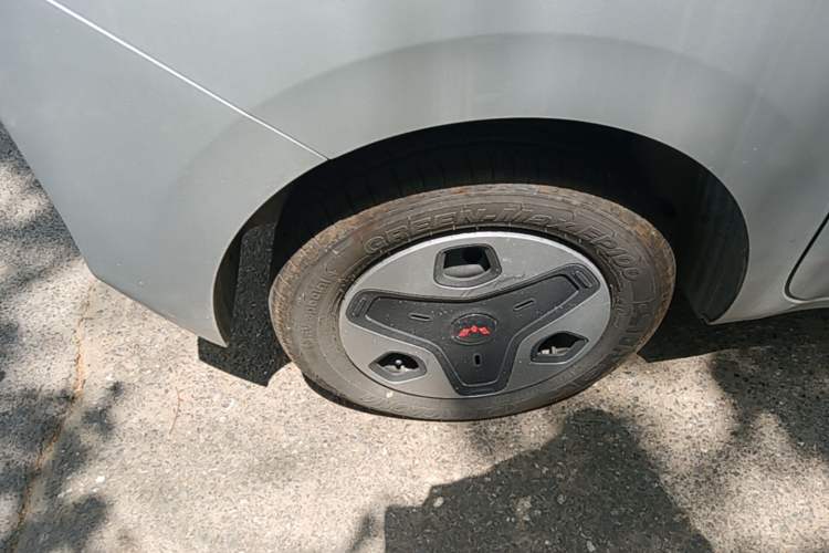 Used Wuling Zhiguang New Energy 2025 Model 305km Ambitious Edition Right Rear Wheel Hub