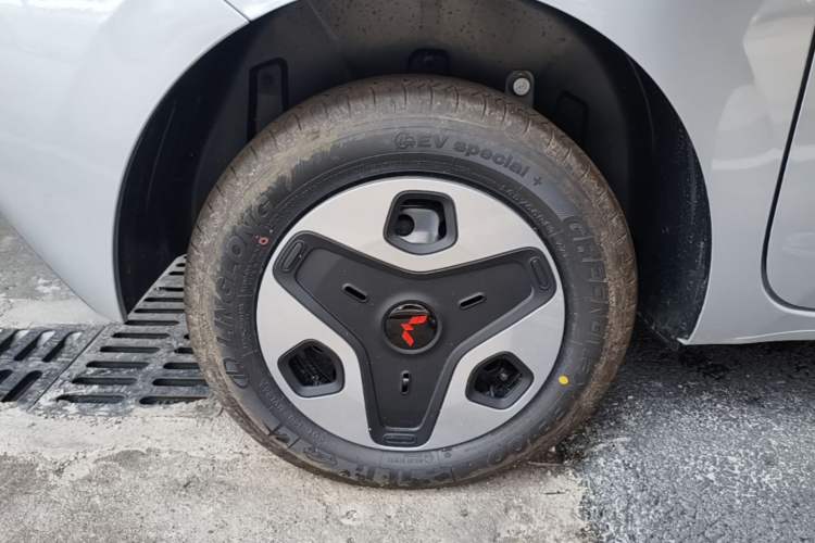 Used Wuling Zhiguang New Energy 2025 Model 305km Ambitious Edition Right Rear Wheel Hub