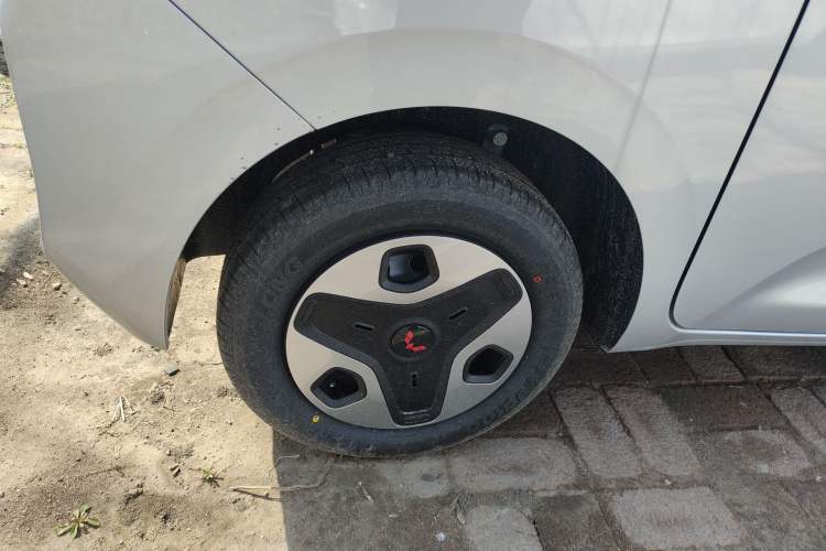 Used Wuling Zhiguang New Energy 2025 Comfort Model Right Rear Wheel Hub
