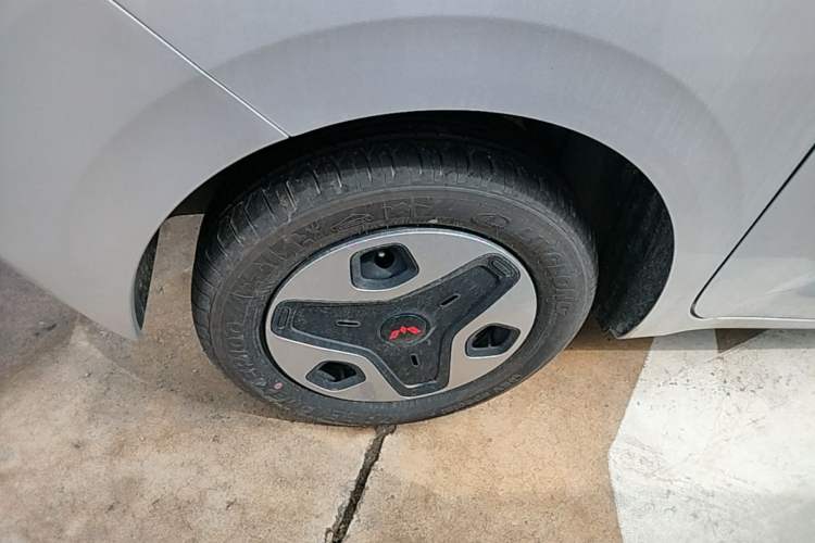 Used Wuling Zhiguang New Energy 2025 Comfort Model Right Rear Wheel Hub