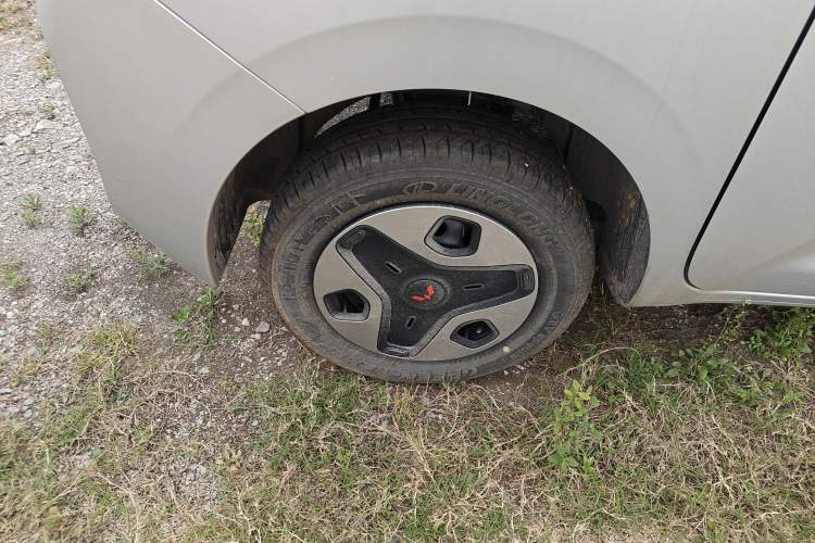 Used Wuling Zhiguang New Energy 2025 Comfort Model Right Rear Wheel Hub