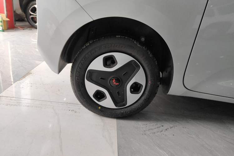Used Wuling Zhiguang New Energy 2025 Comfort Model Right Rear Wheel Hub